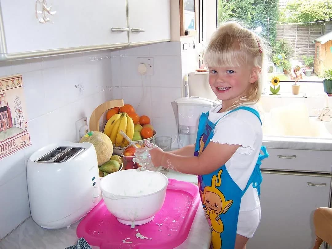 Beth as a child, baking in her mum's kitchen